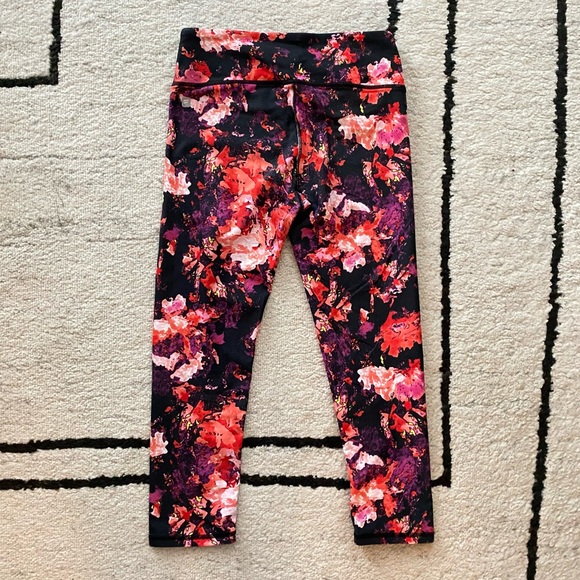 FABLETICS Black Red Salar Floral Print Mid Rise Capri Leggings - Picture 9 of 9
